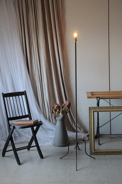 シンプルさが魅力のアイアンフロアスタンド フランスアンティーク照明