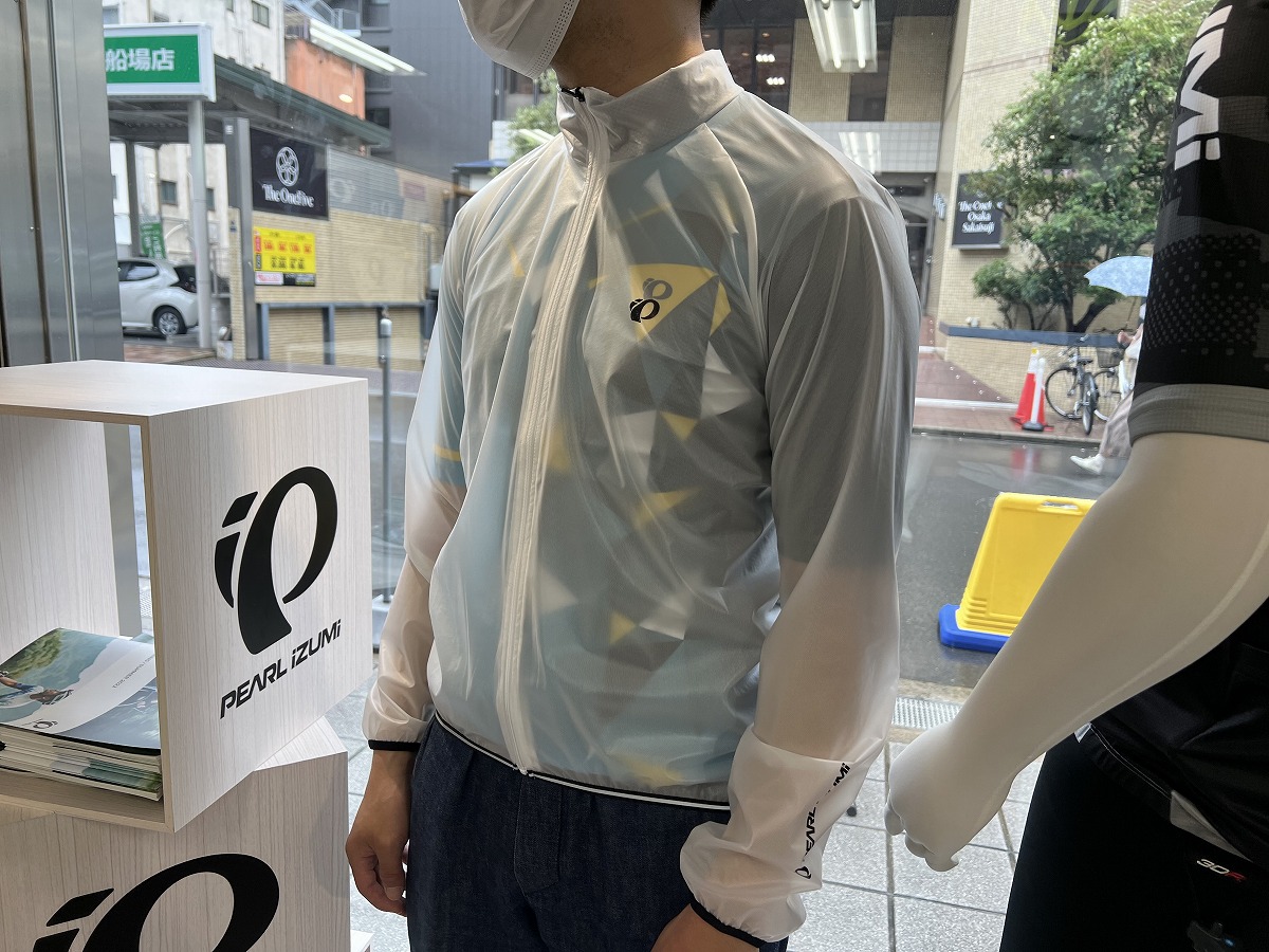 お手軽な雨への備え！レースでも使える軽量レインジャケット