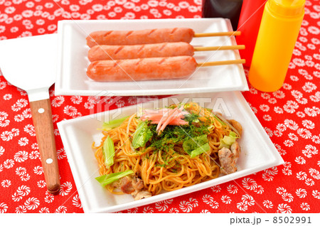 縁日の焼そばとフランクフルトのイメージ。の写真素材 [8502991] - PIXTA