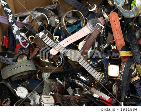 富岡八幡宮の骨董市で売られていた時計のジャンク品の写真素材