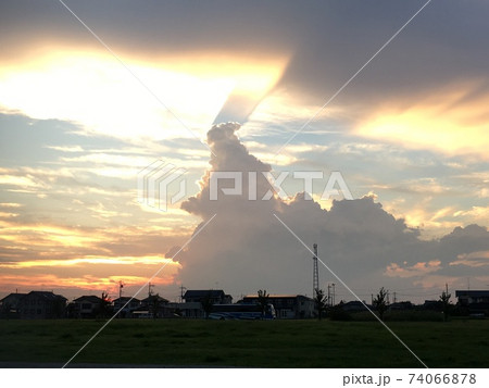 ゴジラのような形の雲の写真素材 [74066878] - PIXTA