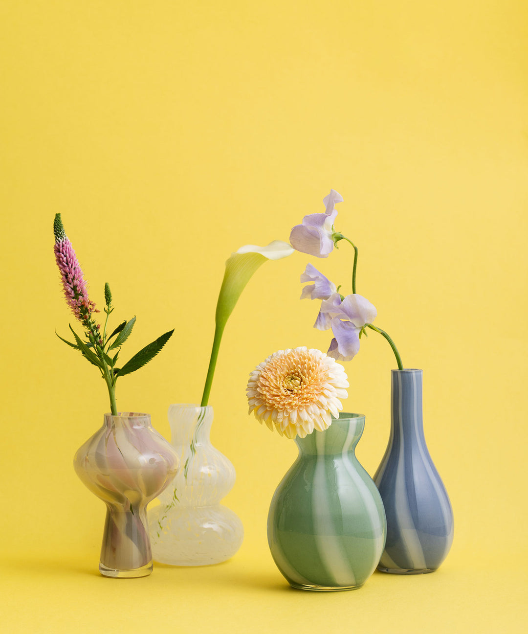 ガラスベース - 個性あふれる形と模様が花を引き立てるフラワーベース