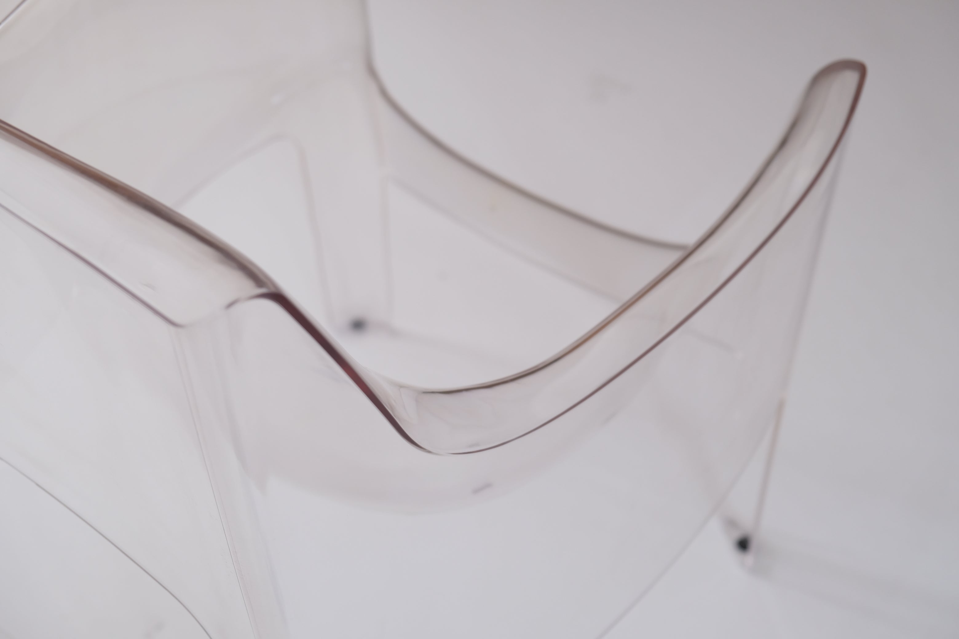 吉岡徳仁 KISS ME GOODBYE｜透明な詩学を纏うアームチェア｜Driade