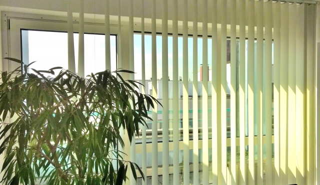衝撃の価格＆取付簡単！ニトリの洗えるバーチカルブラインドが最高すぎ