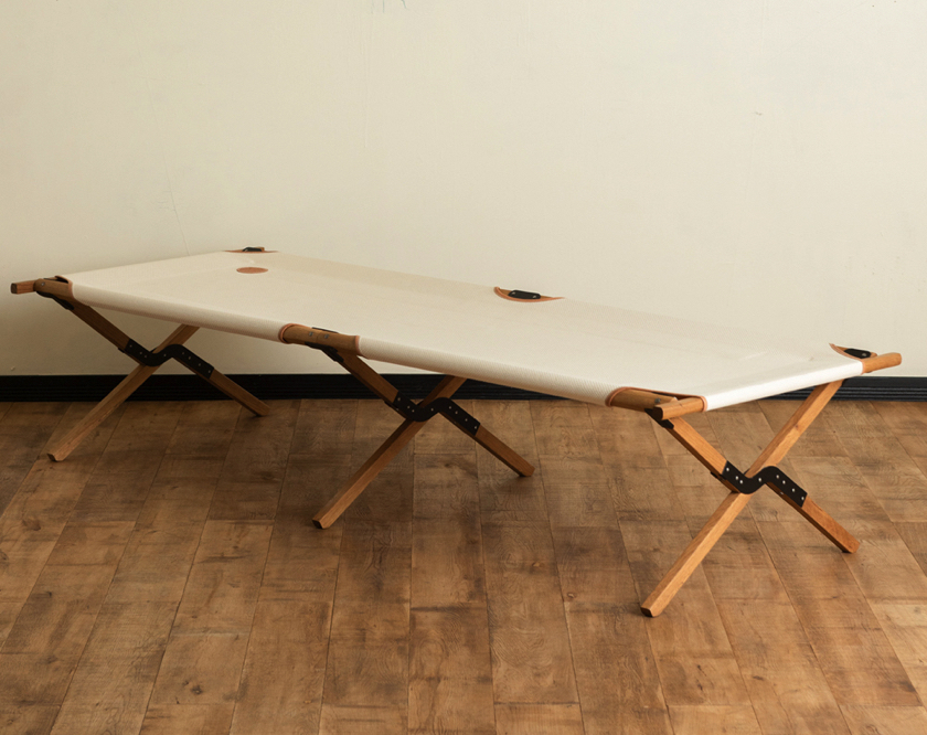 刺し子生地、本革、オーク材…。キャンプギアの域を超えた最高級コット