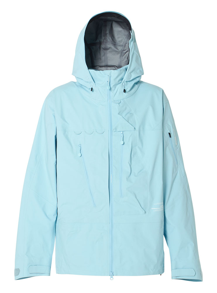 ハイパフォーマンスでも街に映える、AK457の雪山向きシェルジャケット