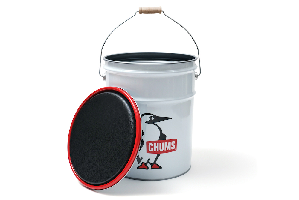 スツールやテーブルにもなる！ 一石三鳥で使えるCHUMS CAMP仕様の限定