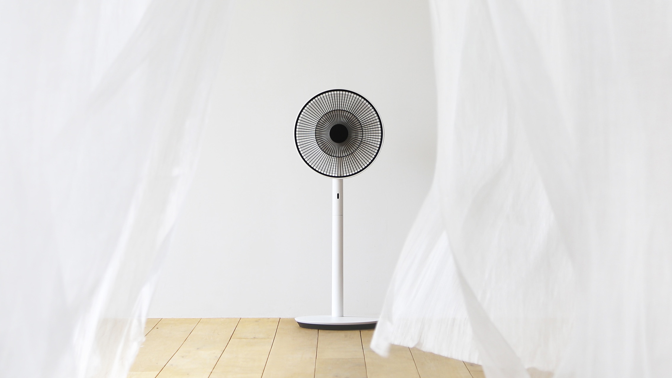 バルミューダのハイテク扇風機で、自然に近い風を感じて、より快適な夏