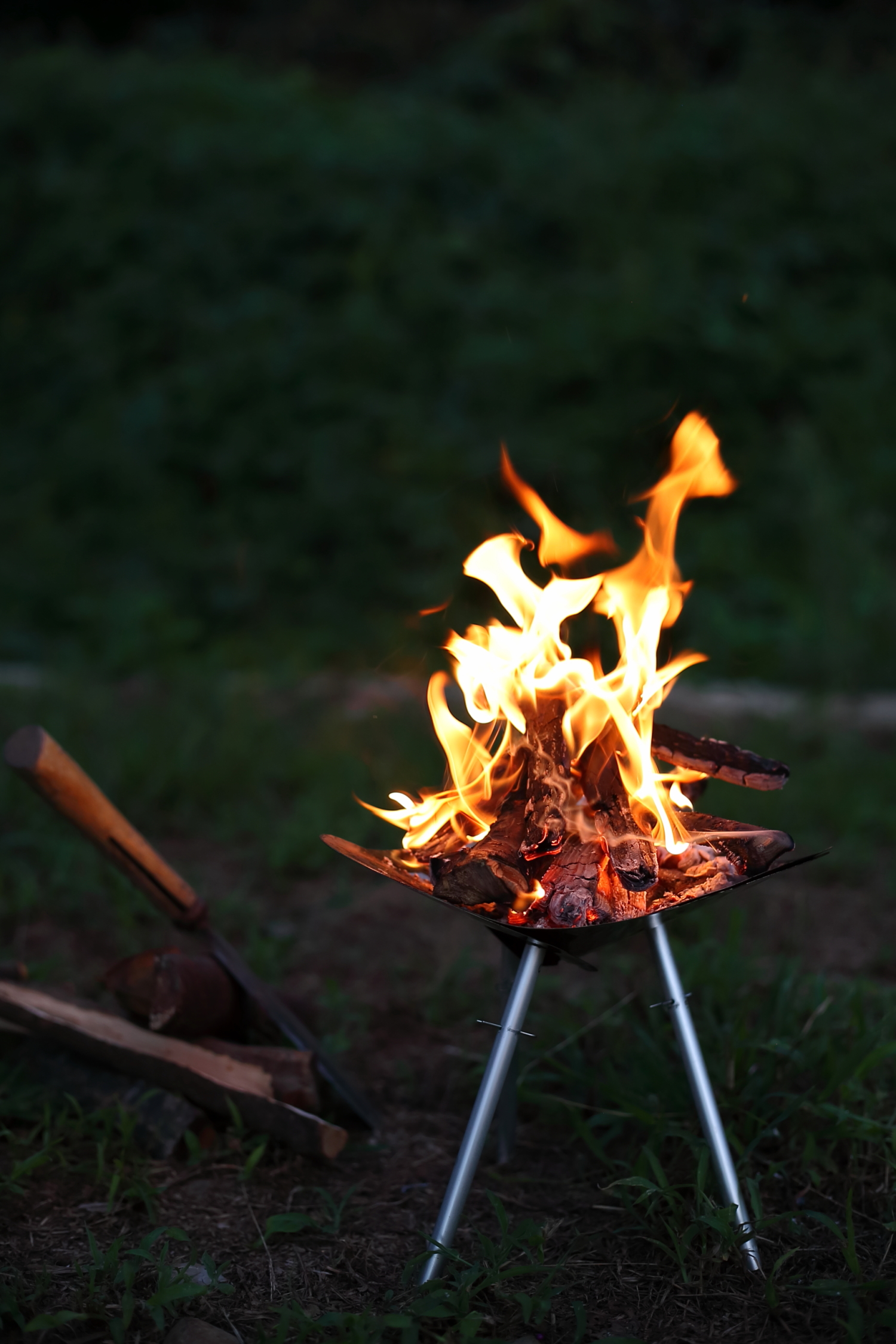 ハサミで切って自作できる！ ステンレスのコンパクト焚き火台 | 自作