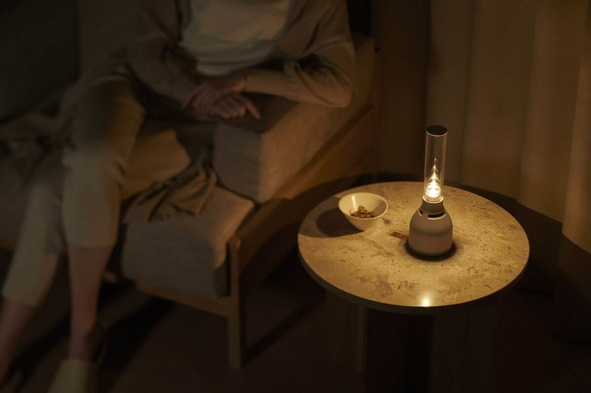 ソニー“オブジェのような”グラスサウンドスピーカー「LSPX-S3」光が