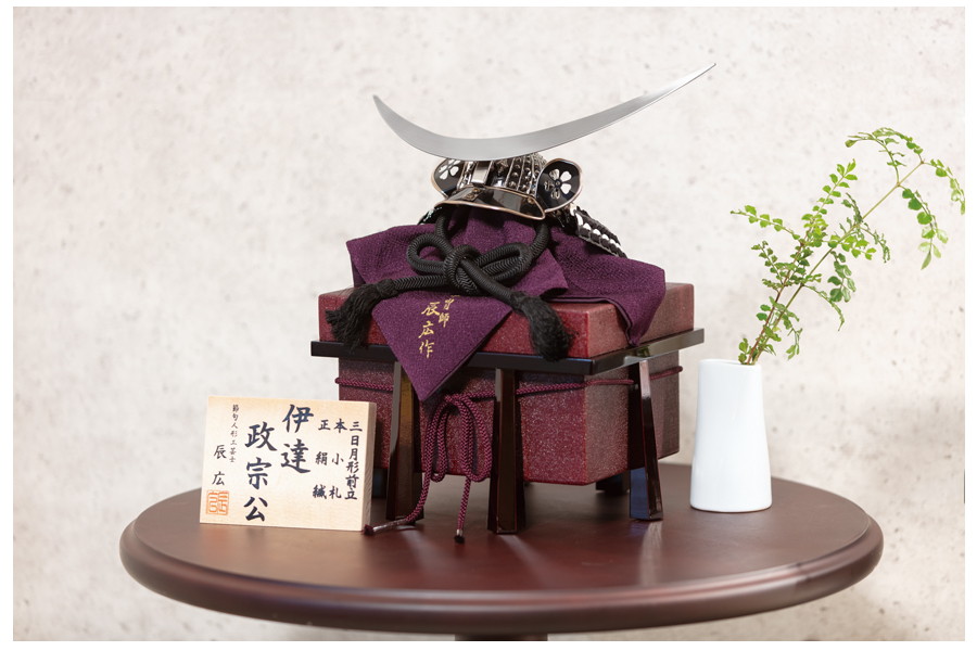 人気の兜｜コンパクトな五月人形のひととえ｜伊達政宗之兜シルバー