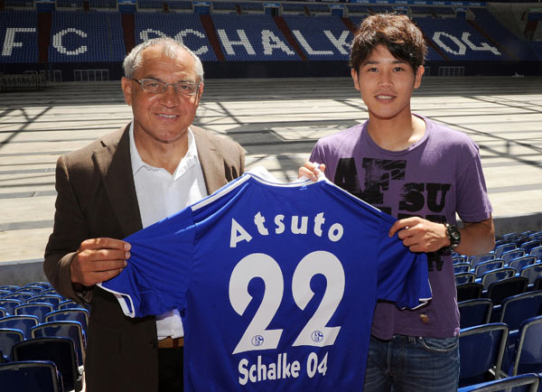 ドイツ1部リーグ、シャルケ入団が決まりマガト…：サッカー 内田篤人