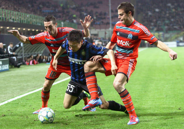 長友佑都（インテル） マルセイユ戦で相手と激しく…：欧州のサムライ