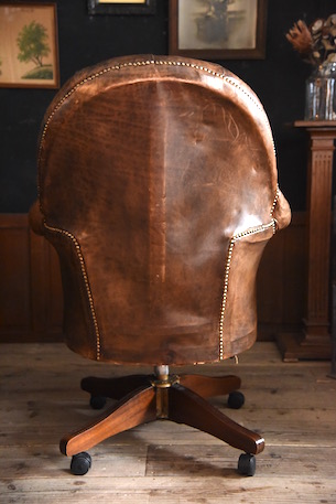 鋲打ちが格好良いチェスターフィールドオフィスチェア