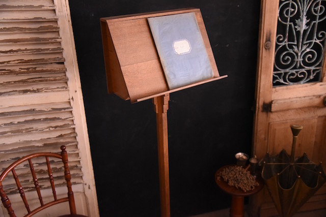 落ち着いた風合いの木製聖書台 レクターン