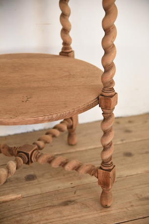 風合い豊かなラウンドサイドテーブル