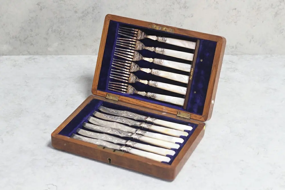 アンティークカトラリーセット 白蝶貝のハンドルの輝きが美しい