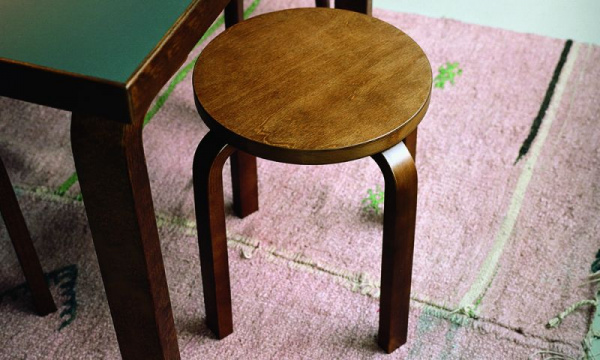 スツールE60 / ウォルナット 組立て無料Artek（アルテック） | 公式