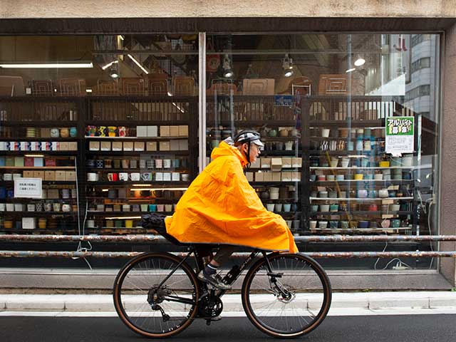 サイクルレインポンチョ】蒸れにくく真夏も快適 めくれない ベンチ