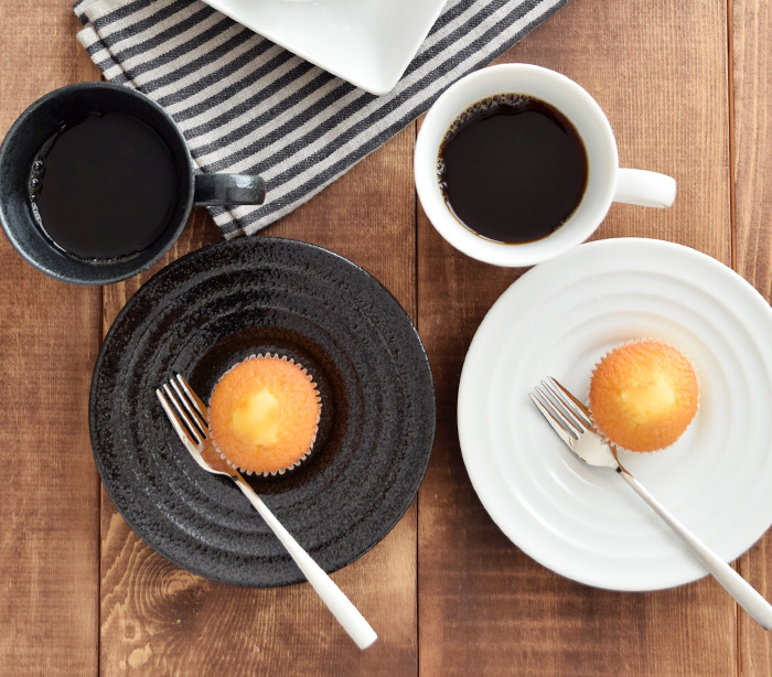 シンプルなコーヒーカップ＆ソーサーの食器セット。それぞれマグカップ