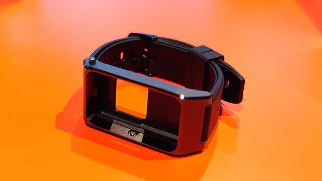 これぞ「変態スマホ」。背面にイヤホン内蔵→取り外してスマートバンド