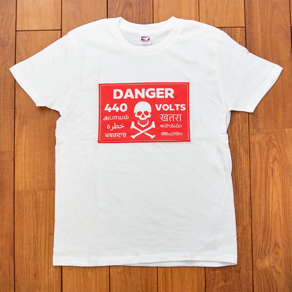 インド 看板 サイン 危険 440V DANGER ハイボルテージ Tシャツ インド