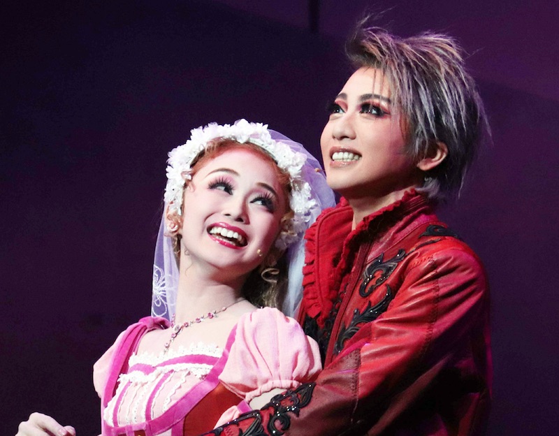 星組「ロックオペラ モーツァルト」初日映像でトップスターとなった礼