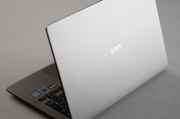 長時間駆動で選ぶならベスト！ 1kg以下で美麗な液晶も魅力的な13.3型の