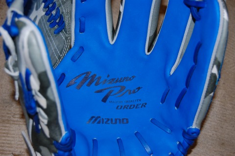 12/12(土)三浦選手・筒香選手の個性溢れる特別なグローブ「+B」限定