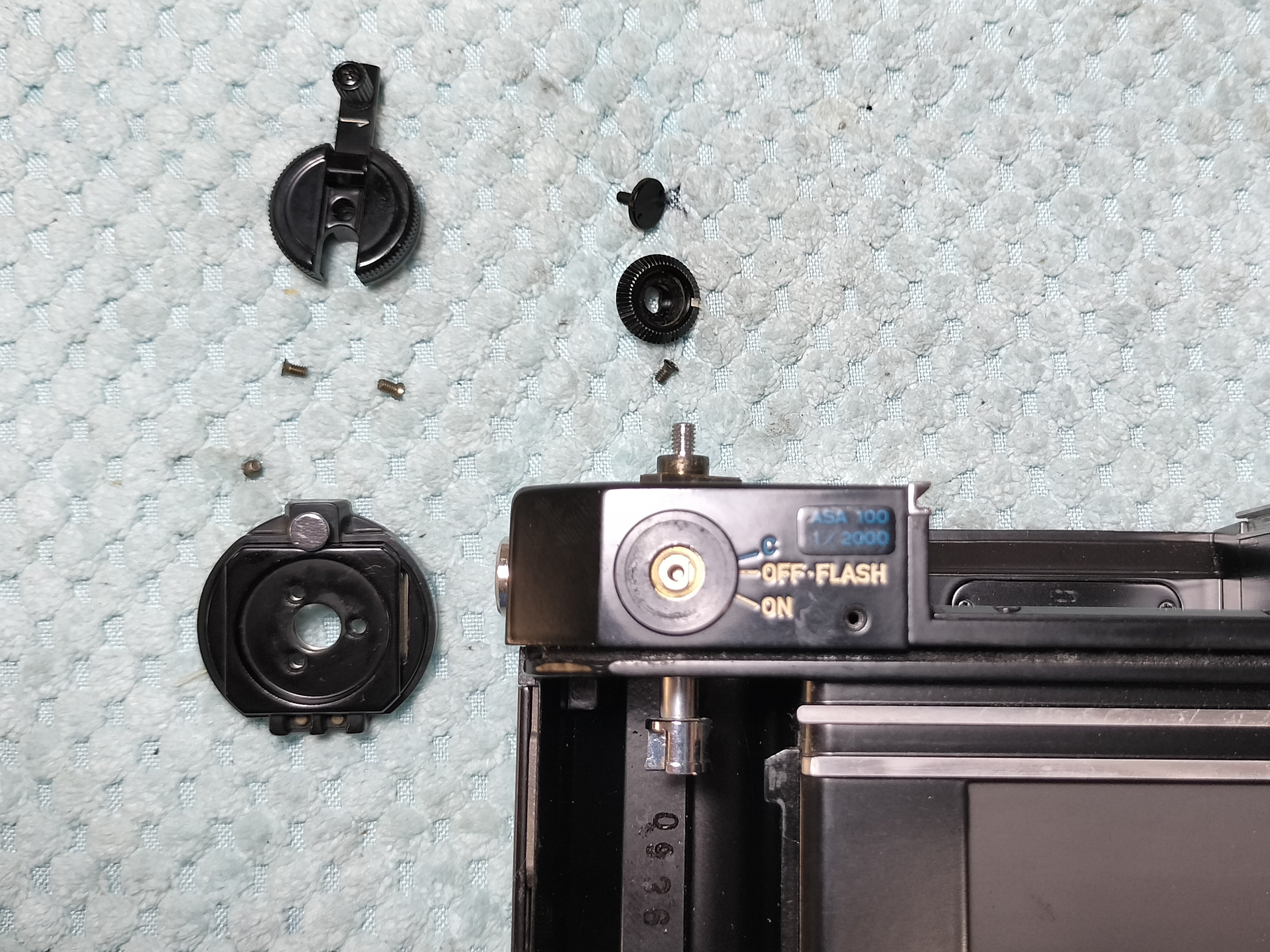 Canon F-1のトップカバー分解｜フィルムカメラ修理のアクアカメラ