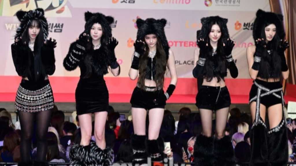 PHOTO】MEOVV「2025 SBS歌謡大典」レッドカーペットに登場 - Kstyle