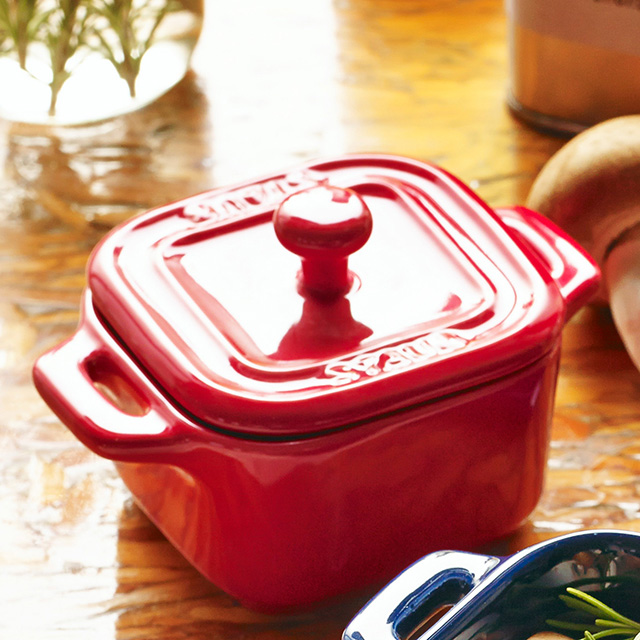 ストウブ[staub]のセラミックスクエアココット ペア チェリー｜お祝い