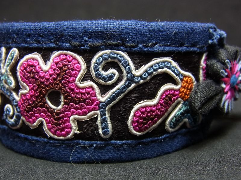 貴州省ミャオ族の刺繍古裂・布ブレスレット - Chagamocraft (チャガモ