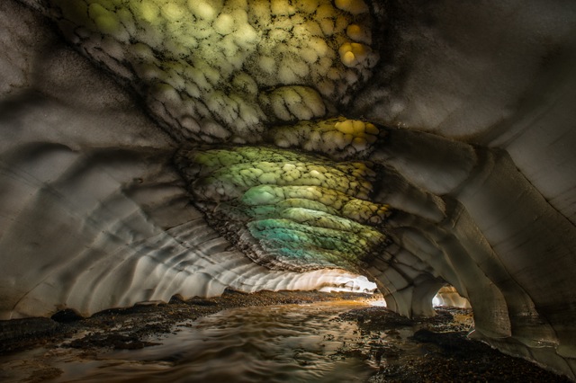 大自然が長い月日をかけて生み出した幻想的に美しい「氷の洞窟」の内部