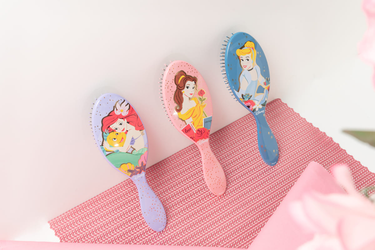 アリエルやベルたち全6柄！ネイチャーラボ ディズニー「ウェットブラシ