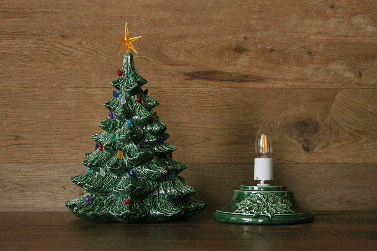 ACME Furnitureより温もりを感じる素敵なクリスマスツリーをアリゾナ