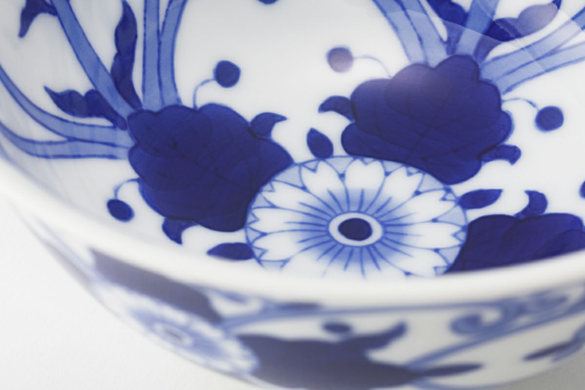 染付菊唐草 秋型飯碗 | 有田焼 深川製磁｜公式オンラインストア