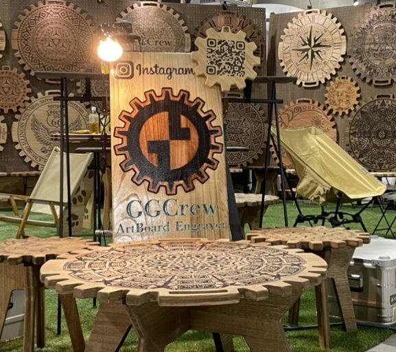 ワンタッチで設置完了。キャンプで活躍するミニサイドテーブルに、新た