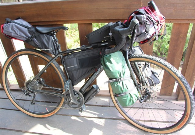 ブラックバーン アウトポスト ハンドルバー ロール&ドライバッグ