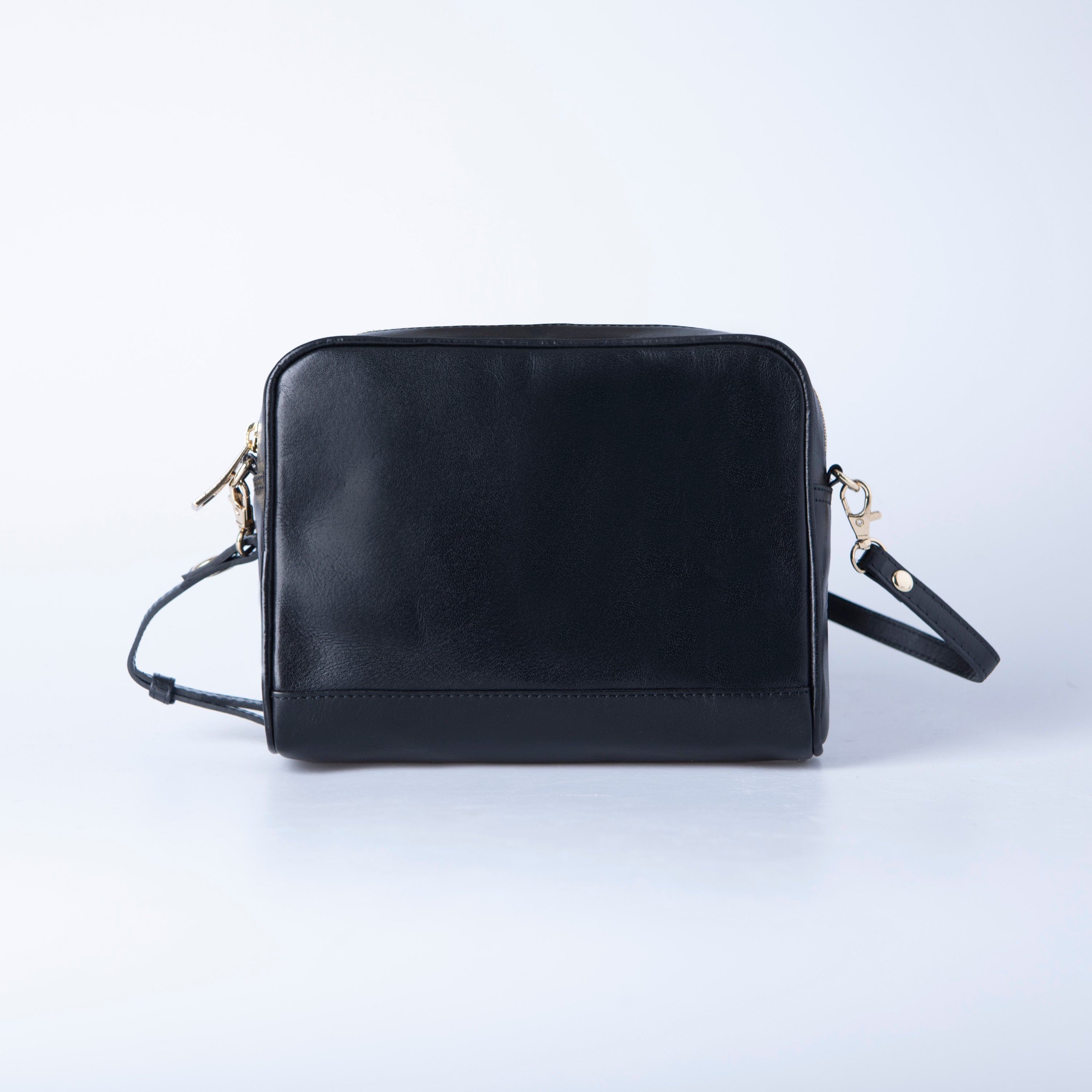 レディースショルダーバッグ タッセルがかわいい 上品なレザーバッグ