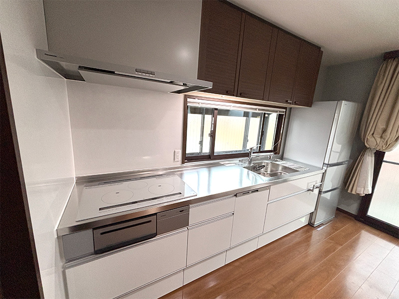 吊り戸棚を残しつつ、雰囲気を明るくしたキッチン | キッチン