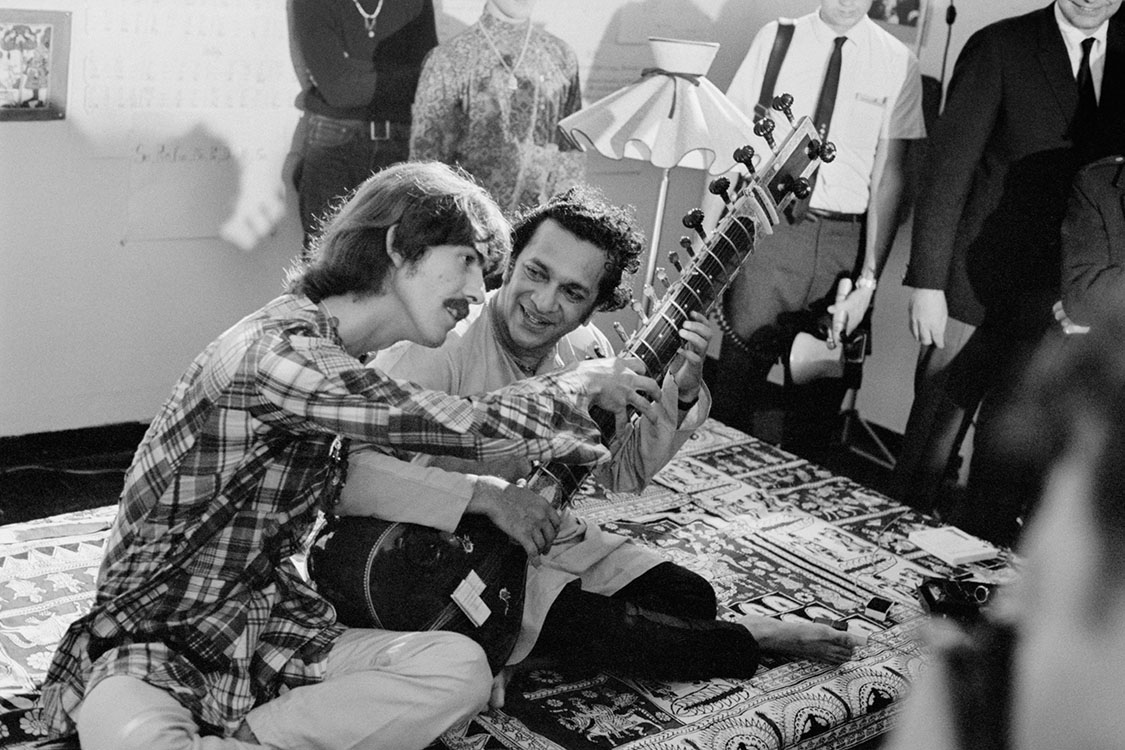 EC_GH007 : George Harrison and Ravi Shankar - Iconic Images