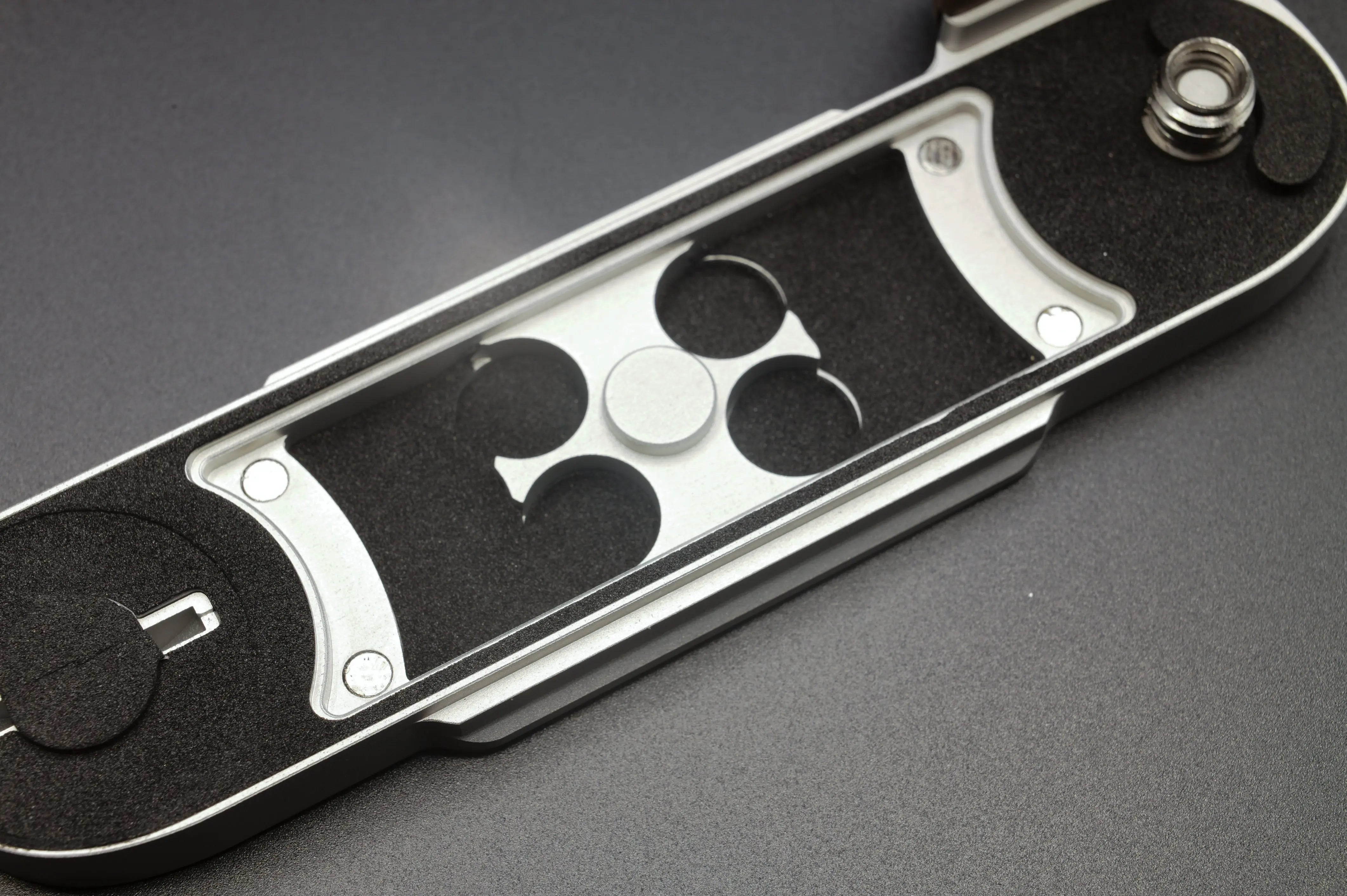 ライカフィルムMカメラ用IDSモジュラーグリップ - IDS初期デザイン