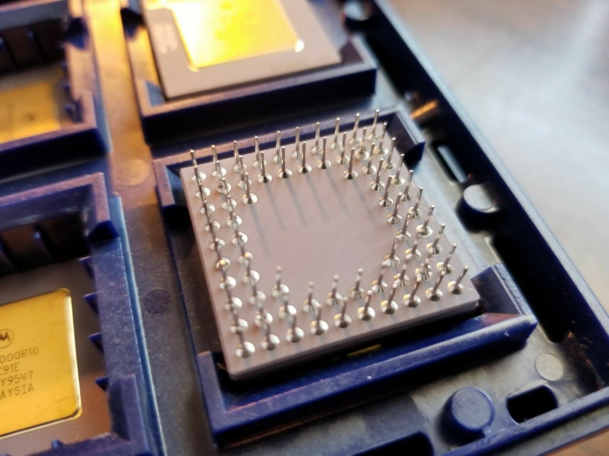 Vintage Motorola MC68000R10 68000 CPU in purple ceramic and gold