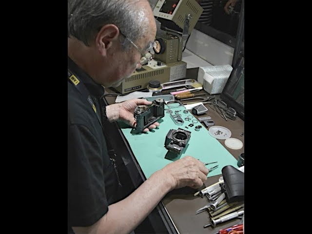 ニコンFの分解・清掃で職人技を披露 - YouTube