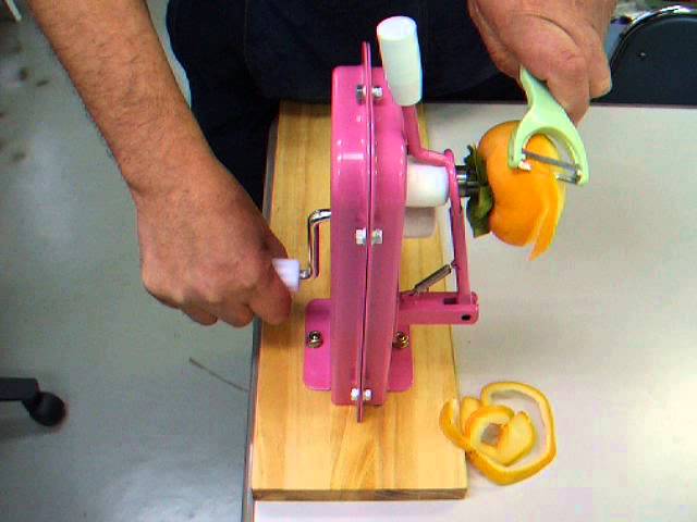 手動式スピード皮むき器【柿の倍速皮むき名人】 - YouTube
