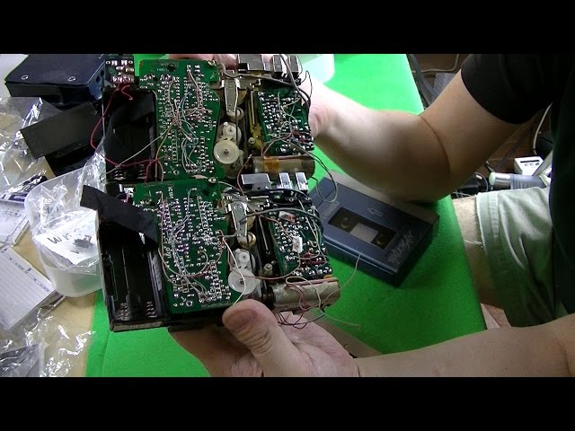 初代ウォークマンとその後継モデルWM-3を徹底比較解析 - YouTube