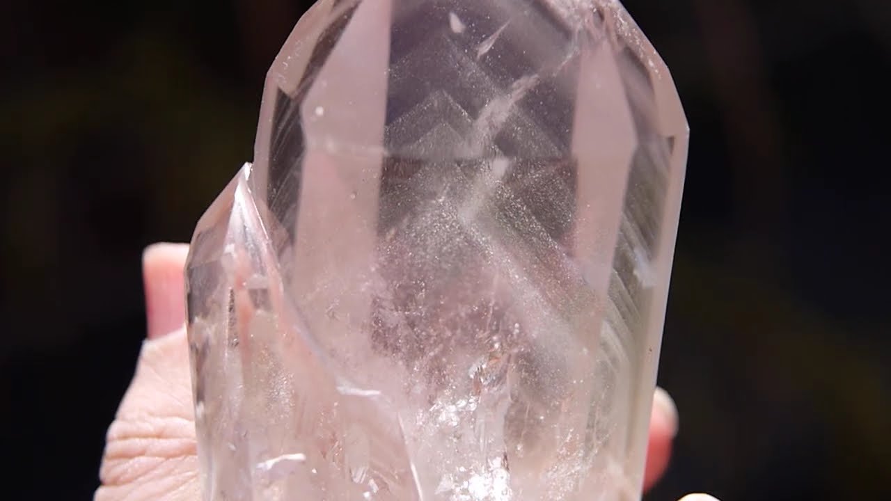 ファントム水晶ポイント磨き】200g ブラジル産 - YouTube