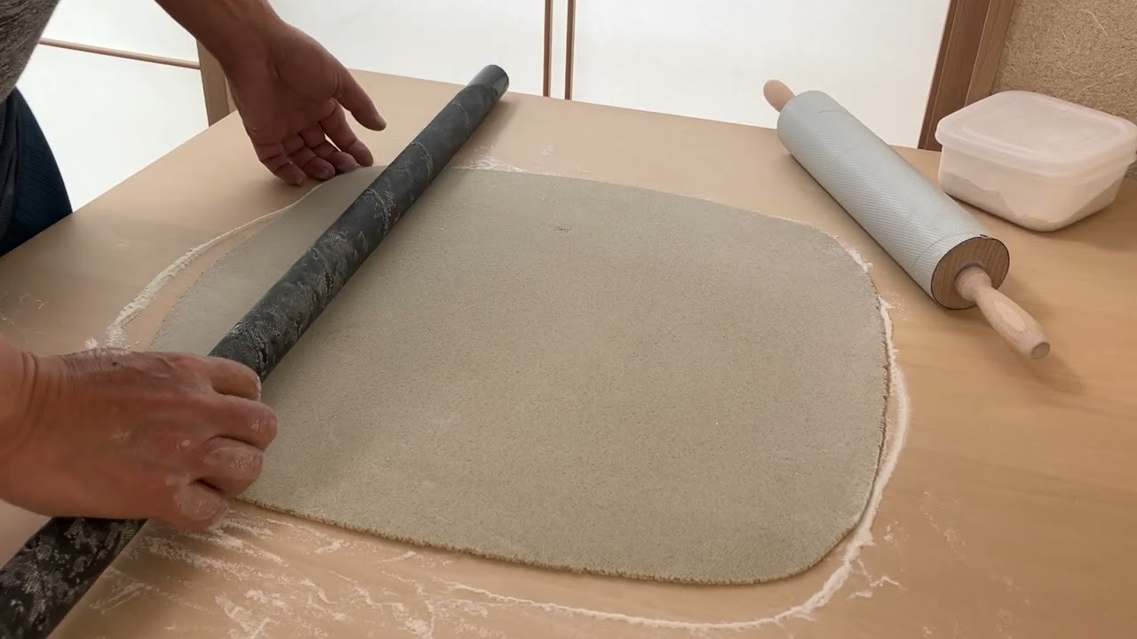 エンボスローラーで美味しいお蕎麦を打とう☺️ - YouTube