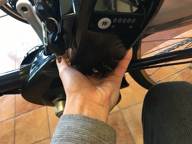 電動アシスト自転車バッテリーの外し方と取り付け方｜失敗しない初心者